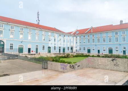 Lisbonne, Portugal - 4 décembre 2022 : quai de Caldeirinha et Ministerio da Marinha (ministère de la Marine). Administration de la marine portugaise. Banque D'Images