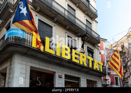 Au milieu des bâtiments colorés et des charmantes rues de Gérone en Catalogne, on peut voir l'esprit d'indépendance fièrement affiché sur les panneaux et banne Banque D'Images