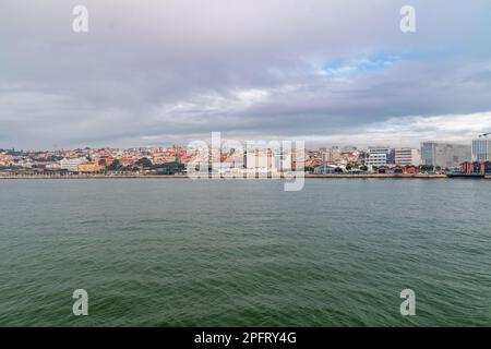 Lisbonne, Portugal - 4 décembre 2022 : vue panoramique sur Lisbonne par temps nuageux. Vue sur le Tage. Banque D'Images