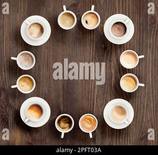Une délicieuse variété de tasses à café et de tasses colorées, débordant de café fraîchement préparé, disposées avec art sur une table. Le parfait départ à n'importe quelle morn Banque D'Images