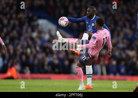 Londres, Royaume-Uni. 18th mars 2023. Kalidou Koulibaly de Chelsea et Demarai Gray d'Everton (11) en action. Match de la Premier League, Chelsea contre Everton au Stamford Bridge à Londres le samedi 18th mars 2023. Cette image ne peut être utilisée qu'à des fins éditoriales. Utilisation éditoriale uniquement, licence requise pour une utilisation commerciale. Aucune utilisation dans les Paris, les jeux ou les publications d'un seul club/ligue/joueur. photo par Megan Ewens/Andrew Orchard sports Photography/Alamy Live News crédit: Andrew Orchard sports Photography/Alamy Live News Banque D'Images