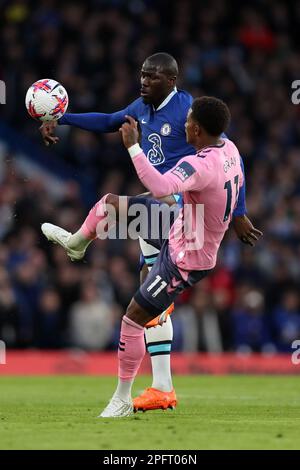 Londres, Royaume-Uni. 18th mars 2023. Kalidou Koulibaly de Chelsea et Demarai Gray d'Everton (11) en action. Match de la Premier League, Chelsea contre Everton au Stamford Bridge à Londres le samedi 18th mars 2023. Cette image ne peut être utilisée qu'à des fins éditoriales. Utilisation éditoriale uniquement, licence requise pour une utilisation commerciale. Aucune utilisation dans les Paris, les jeux ou les publications d'un seul club/ligue/joueur. photo par Megan Ewens/Andrew Orchard sports Photography/Alamy Live News crédit: Andrew Orchard sports Photography/Alamy Live News Banque D'Images