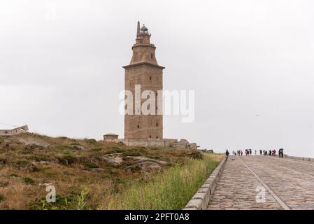 Au pied de la Torre de Hercules, le magnifique jardin de sculptures et le parc environnant de la Coruña, Galice, Espagne, offrent un répit paisible Banque D'Images