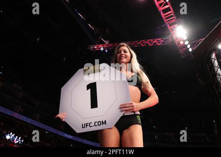 Une jeune fille de bague tient un signe de numéro rond UFC pendant UFC 286 à 02 Arena, Londres. Date de la photo: Samedi 18 mars 2023. Banque D'Images