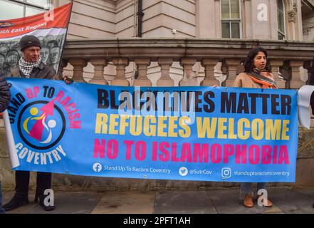 Londres, Angleterre, Royaume-Uni. 18th mars 2023. Des manifestants à l'extérieur du siège de la BBC. Des milliers de personnes ont défilé dans le centre de Londres pour soutenir les réfugiés et pour protester contre le racisme et le projet de loi sur les migrations illégales du gouvernement britannique. (Credit image: © Vuk Valcic/ZUMA Press Wire) USAGE ÉDITORIAL SEULEMENT! Non destiné À un usage commercial ! Banque D'Images