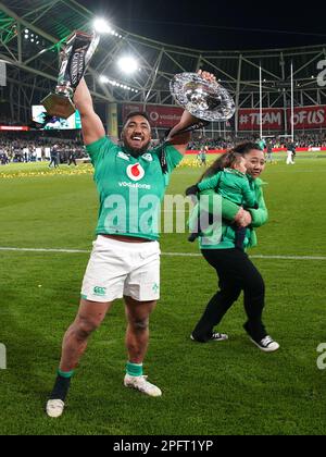 Le Bundee Aki d'Irlande célèbre après le match Guinness des six Nations au stade Aviva, à Dublin. Date de la photo: Samedi 18 mars 2023. Banque D'Images