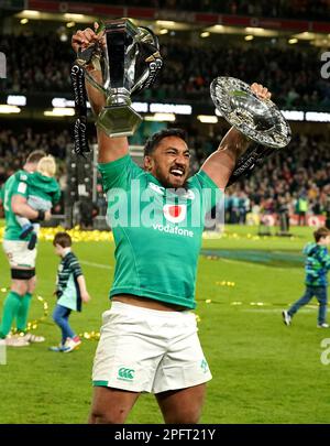 Le Bundee Aki d'Irlande célèbre après le match Guinness des six Nations au stade Aviva, à Dublin. Date de la photo: Samedi 18 mars 2023. Banque D'Images