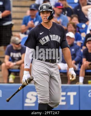 Dunedin, États-Unis. 18th mars 2023. Aaron Judge de New York Yankees se rend au dugout après une troisième grève de la Toronto Blue Jays Reever Jackson Rees pendant le cinquième repas d'un match de baseball d'entraînement de printemps au TD Ballpark à Dunedin en Floride samedi, 18 mars 2023. Photo de Steve Nesius/UPI crédit: UPI/Alamy Live News Banque D'Images