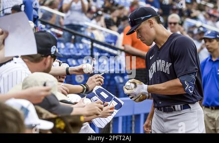 Dunedin, États-Unis. 18th mars 2023. Aaron Judge, outfielder des Yankees de New York, signe des autographes avant un match de baseball d'entraînement de printemps avec les Blue Jays de Toronto au TD Ballpark à Dunedin, en Floride, samedi, 18 mars 2023. Photo de Steve Nesius/UPI crédit: UPI/Alamy Live News Banque D'Images