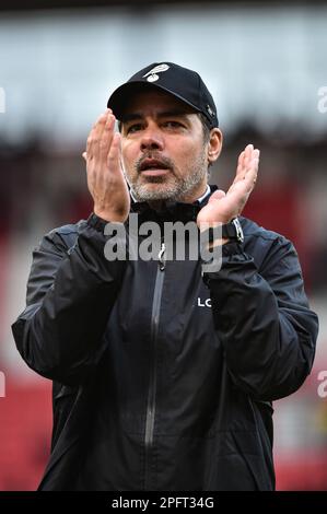 18th mars 2023 ; Bet365 Stadium, Stoke, Staffordshire, Angleterre ; EFL Championship football, Stoke City versus Norwich City ; l'entraîneur en chef de la ville de Norwich, David Wagner, applaudit les fans de voyage de son équipe après le coup de sifflet final Banque D'Images