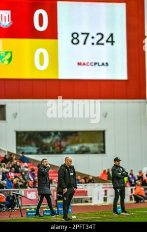 18th mars 2023 ; Bet365 Stadium, Stoke, Staffordshire, Angleterre ; EFL Championship football, Stoke City versus Norwich City ; l'entraîneur en chef de la ville de Norwich David Wagner et le directeur de la ville de Stoke Alex Neil regardant pensive avec quelques minutes à jouer Banque D'Images