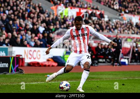 18th mars 2023 ; Bet365 Stadium, Stoke, Staffordshire, Angleterre ; EFL Championship football, Stoke City versus Norwich City ; Dujon Sterling de Stoke traverse le ballon Banque D'Images