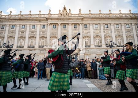 Madrid, Espagne. 18th mars 2023. Les cornemuses jouant de la musique célébrant la Saint Patrick. Plus de 300 000 cornemuses ont marché dans les rues du centre de Madrid lors d'une parade qui a eu lieu dans la ville pour la première fois. Credit: Marcos del Mazo/Alay Live News Banque D'Images