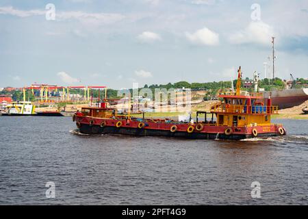 Manaus, Brésil - 04 décembre 2015 : navire-citerne à cargaison au quai du port maritime. Banque D'Images