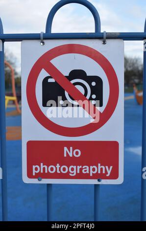 Panneau « pas de photographie » sur les rampes d'une aire de jeux pour enfants. Banque D'Images