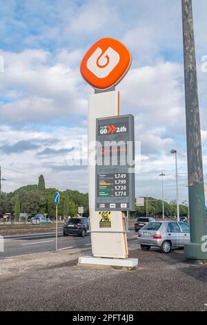 Lisbonne, Portugal - 4 décembre 2022: Prix sur la station GALP. Galp est une multinationale portugaise de l'énergie. Banque D'Images