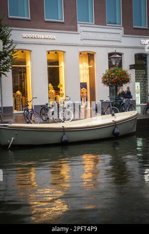 2 octobre 2021, Leiden pays-Bas, Scotch & Soda Store mannequins dans la vitrine de la boutique de mode et magnifique bateau dans le canal Banque D'Images