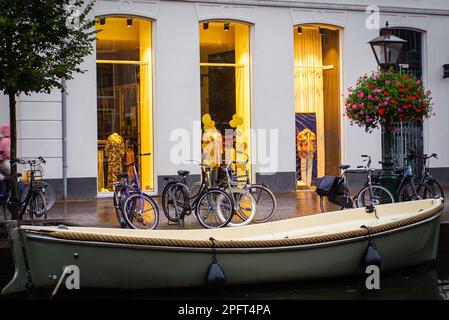 2 octobre 2021, Leiden pays-Bas, Scotch & Soda Store mannequins dans la vitrine de la boutique de mode et magnifique bateau dans le canal Banque D'Images