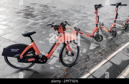 Location de VOI un e-bike et deux scooters à Liverpool Banque D'Images