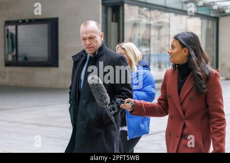 Christopher Heaton-Harris, secrétaire d'État pour l'Irlande du Nord, arrive aux studios de la BBC dans le centre de Londres avant d'apparaître sur la BBC avec Laura Kue Banque D'Images