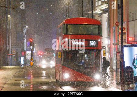 Oxford Street, dans le centre de Londres, frappé par la neige et la pluie ce matin. Photo prise le 8th mars 2023. © Belinda Jiao jiao.bilin@gmail.com 075989312 Banque D'Images