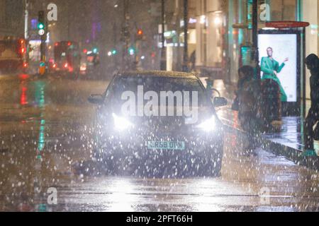 Oxford Street, dans le centre de Londres, frappé par la neige et la pluie ce matin. Photo prise le 8th mars 2023. © Belinda Jiao jiao.bilin@gmail.com 075989312 Banque D'Images