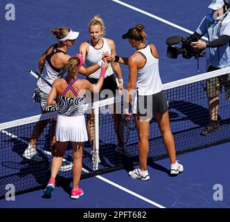 18 mars 2023 Barbora Krejcikova de la République tchèque et Katerina Siniakova de la République tchèque se bousculent les mains de Laura Siegemund d'Allemagne et de Beatriz Haddad Maia du Brésil après avoir remporté la finale des doubles femmes lors de l'ouverture de BNP Paribas en 2023 au jardin de tennis de Indian Wells à Indian Wells, en Californie. Crédit photo obligatoire : Charles Baus/CSM Banque D'Images