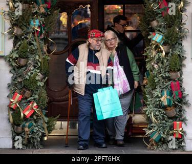 [MccLi0002147] les gens portent des sacs de shopping bleus en quittant Fortnum & Mason cet après-midi, le dernier week-end de shopping avant Noël. Image s Banque D'Images