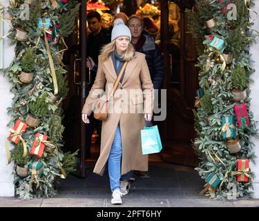 [MccLi0002147] les gens portent des sacs de shopping bleus en quittant Fortnum & Mason cet après-midi, le dernier week-end de shopping avant Noël. Image s Banque D'Images