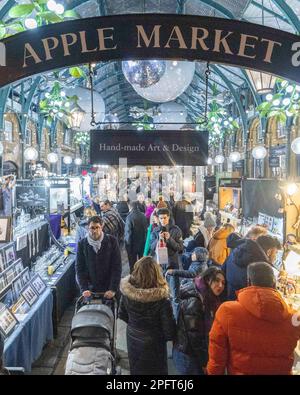 [MccLi0002147] Shoppers Pack Apple Market à Covent Garden. Photo prise le 17th décembre 2022. © Belinda Jiao jiao.bilin@gmail.com 07598931257 https:/ Banque D'Images