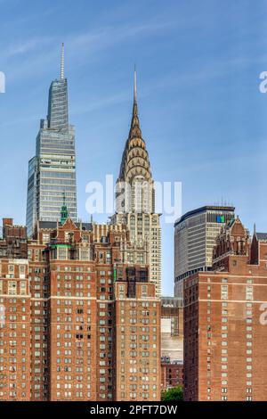 NYC Midtown Skyline: One Vanderbilt, Chrysler Building et met Life Building sont des backdrops à la Tudor Tower et Prospect Towers de la ville. Banque D'Images