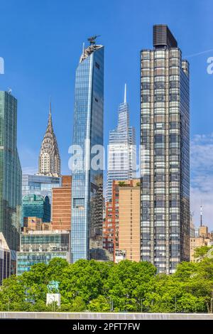 Midtown Skyline: First Avenue tours 3 un Plaza, Turque House, et 50 un Plaza encadrent le Chrysler Building et un Vanderbilt au loin. Banque D'Images