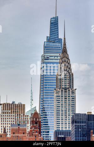 Une tranche de Big Apple Skyline : un verre bleu, un Vanderbilt et un Chrysler Building Art Deco dominent Midtown Manhattan depuis East River. Banque D'Images
