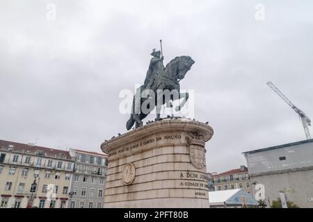 Lisbonne, Portugal - 5 décembre 2022 : statue du roi Jean I (Estatua de Dom Joao I) à la place Praca Dom Pedro IV. Banque D'Images