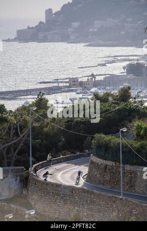 Abbiategrasso, Milan, Italie. 18th mars 2023. Course cycliste Milan-San Remo 2023 ; Matthieu Van der Poel descend le Poggio sur son chemin pour gagner Milan Sanremo. Crédit : action plus Sports/Alamy Live News Banque D'Images