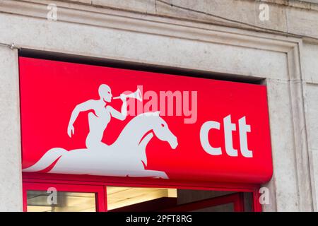 Lisbonne, Portugal - 5 décembre 2022: Logo et signe de CTT Correios de Portugal, S.A., CTT – poste du Portugal. Banque D'Images