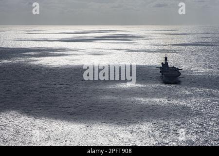 MER DE CHINE ORIENTALE (16 mars 2023) - États-Unis Marines et États-Unis Des marins de la marine affectés au porte-avions amphibie USS America (LHA 6) naviguent en mer de Chine orientale près du navire d'assaut amphibie USS Makin Island (LHD 8), 16 mars. Le MEU 13th est embarqué sur le groupe de préparation amphibie de l'île de Makin, composé de l'île de Makin et des quais de transport amphibie USS John P. Murtha (LPD 26) et USS Anchorage (LPD 23), et opère dans la zone d'exploitation de la flotte américaine 7th. 7th Fleet est le U.S. La plus grande flotte de la Marine déployée en avant est numérotée, et interagit et opère régulièrement avec ses alliés et par Banque D'Images