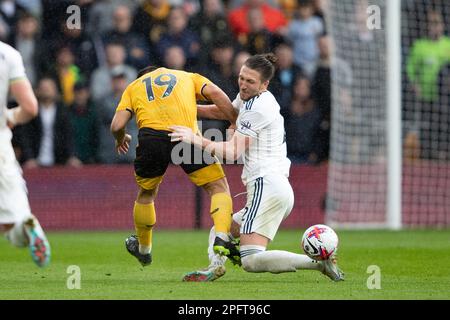 Luke Ayling de Leeds United est fouillé par Jonny Castro de Wolves lors du match de la Premier League entre Wolverhampton Wanderers et Leeds United à Molineux, Wolverhampton, le samedi 18th mars 2023. (Photo : Gustavo Pantano | ACTUALITÉS MI) crédit : ACTUALITÉS MI et sport /Actualités Alay Live Banque D'Images