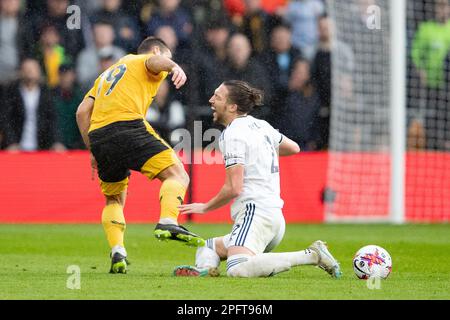 Luke Ayling de Leeds United est fouillé par Jonny Castro de Wolves lors du match de la Premier League entre Wolverhampton Wanderers et Leeds United à Molineux, Wolverhampton, le samedi 18th mars 2023. (Photo : Gustavo Pantano | ACTUALITÉS MI) crédit : ACTUALITÉS MI et sport /Actualités Alay Live Banque D'Images