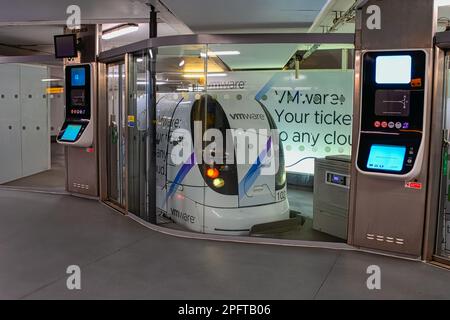 AÉROPORT DE HEATHROW, LONDRES, 8th MARS 2023 : voiture de parking Heathrow Pod attendant les passagers au terminus Banque D'Images