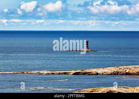 Phare Marhaellan dans l'archipel, bateau à voile, entrée du port de Mariehamn, îles Aland, Golfe de Bothnia, Mer Baltique, Finlande Banque D'Images
