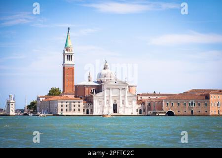 Venise, Italie. Vue depuis la Riva degli Schiavoni de San Giorgio Maggiore Isle pendant un jour ensoleillé, ciel bleu Banque D'Images