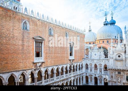 Vue inhabituelle sur le toit de l'église San Marco depuis le balcon du Palazzo Ducale Banque D'Images