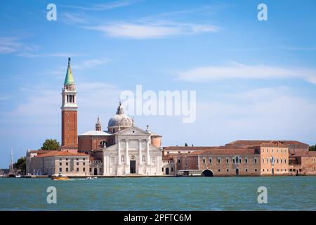 Venise, Italie. Vue depuis la Riva degli Schiavoni de San Giorgio Maggiore Isle pendant un jour ensoleillé, ciel bleu Banque D'Images