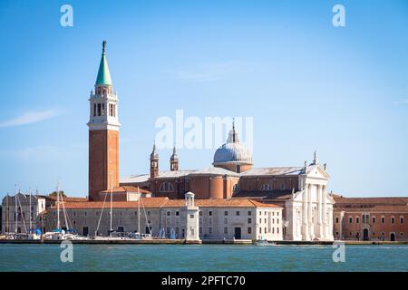 Venise, Italie. Vue depuis la Riva degli Schiavoni de San Giorgio Maggiore Isle pendant un jour ensoleillé, ciel bleu Banque D'Images
