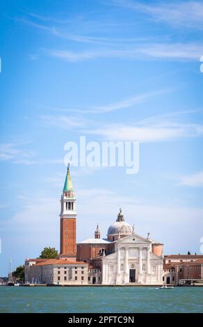 Venise, Italie. Vue depuis la Riva degli Schiavoni de San Giorgio Maggiore Isle pendant un jour ensoleillé, ciel bleu Banque D'Images