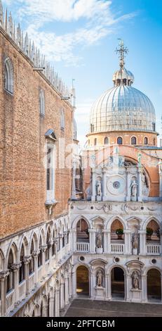 Vue inhabituelle sur le toit de l'église San Marco depuis le balcon du Palazzo Ducale Banque D'Images