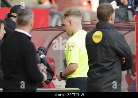 UTRECHT - arbitre Alex Bos regarde l'assistant vidéo arbitre (VAR) pendant le match de première ligue néerlandais entre le FC Utrecht et va de l'avant les aigles au stade Galgenwaard sur 18 mars 2023 à Utrecht, pays-Bas. ANP BART STOUTJESDYK crédit: ANP/Alay Live News Banque D'Images