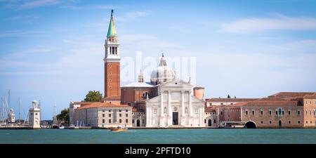 Venise, Italie. Vue depuis la Riva degli Schiavoni de San Giorgio Maggiore Isle pendant un jour ensoleillé, ciel bleu Banque D'Images