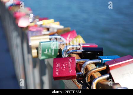 les serrures d'amour ou les cadenas symbolisent l'amour éternel. mise au point sélective Banque D'Images